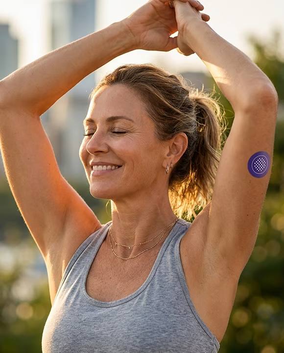 Frau trÀgt das Thinveil Patch beim Sport am Oberarm